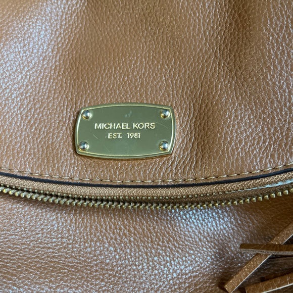 Michael Kors medium size brown leather crossbody or shoulder. Good conditions - Picture 3 of 6